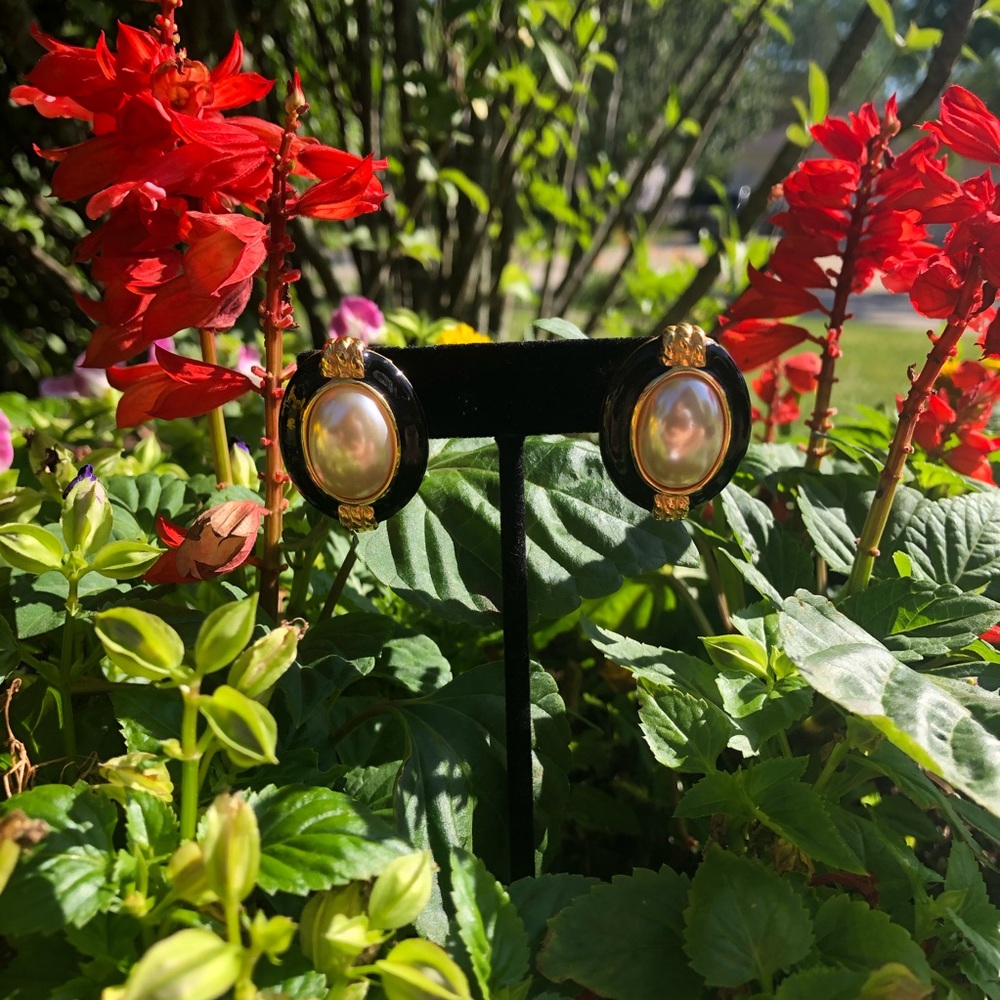 Pearl, black and gold big studs